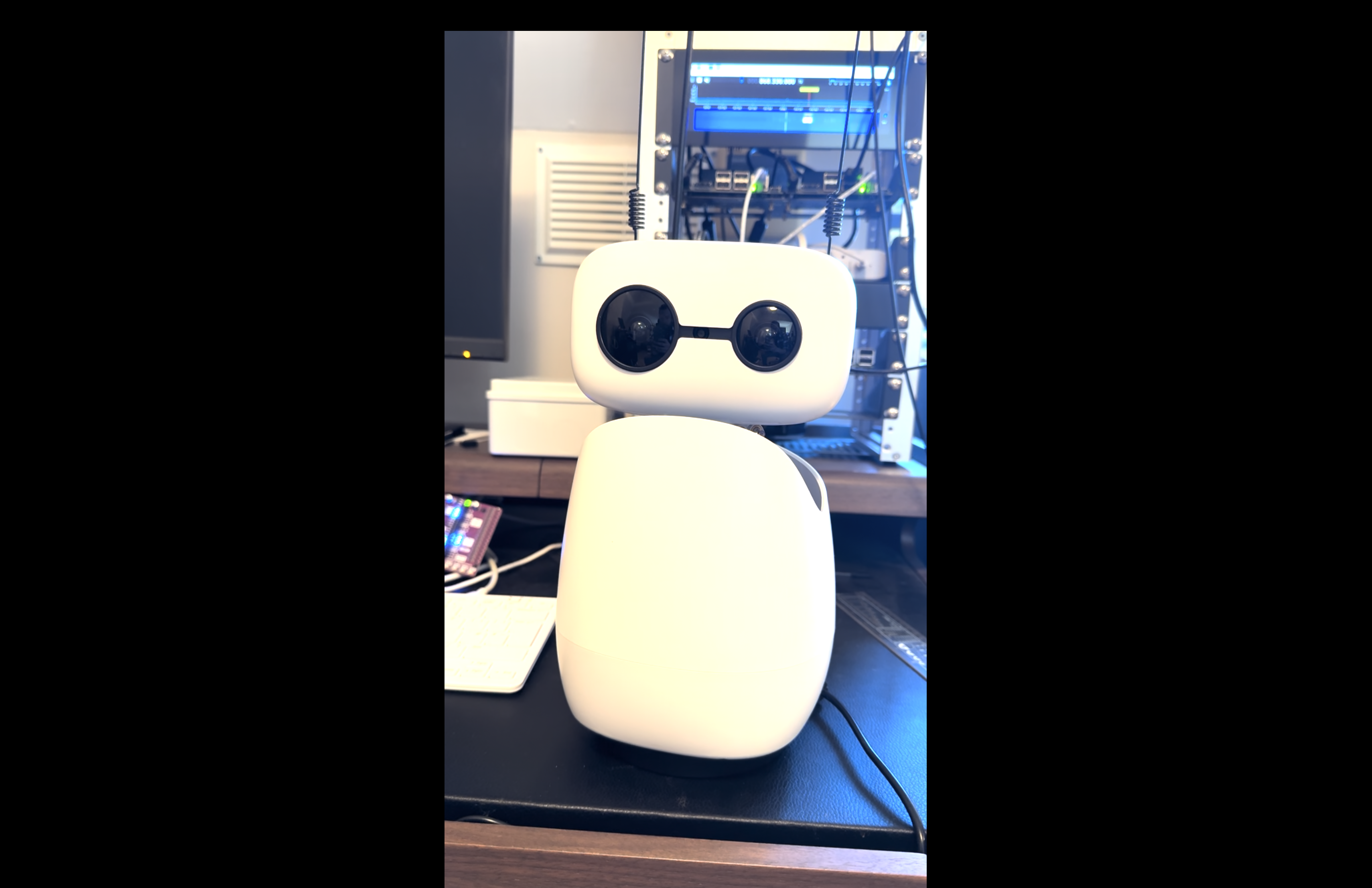 Reachy Mini F1 Commentator - AI-powered race commentary generator using OpenF1 API data on Hugging Face